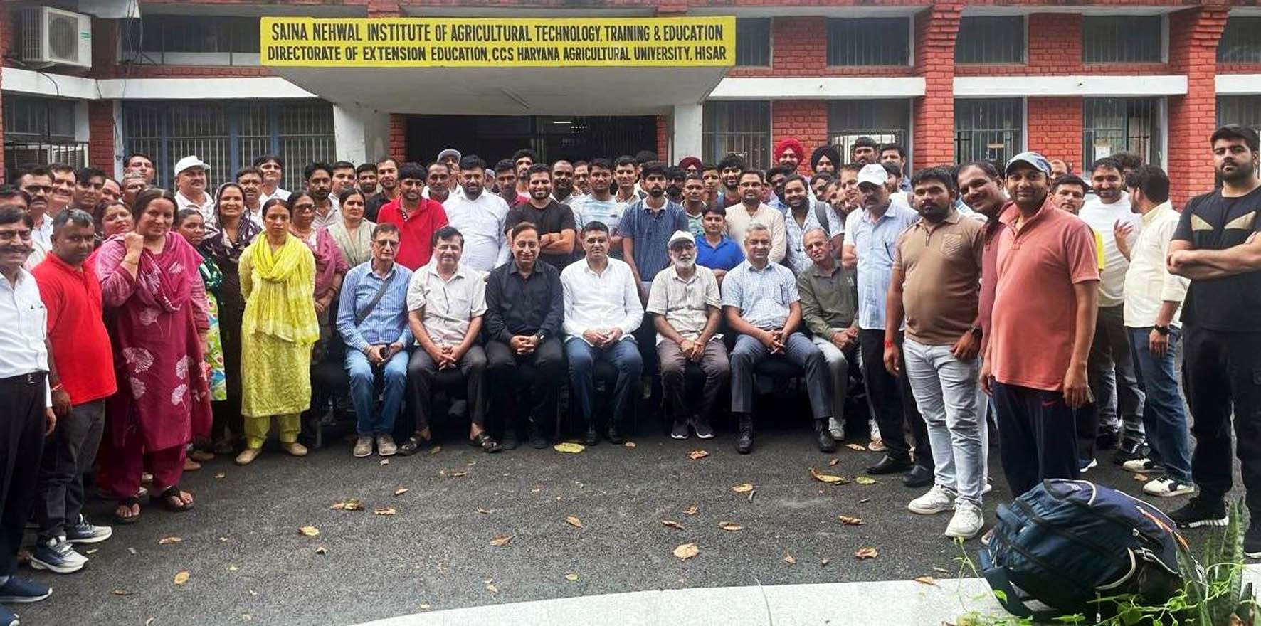 प्रशिक्षण के समापन अवसर पर वैज्ञानिकों के साथ प्रतिभागी।