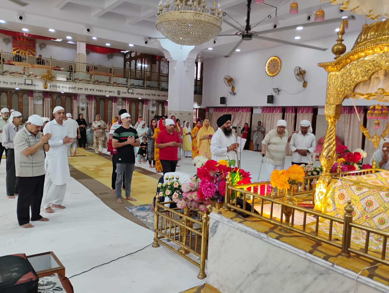 गुरुद्वारा में प्रार्थना करते लोग