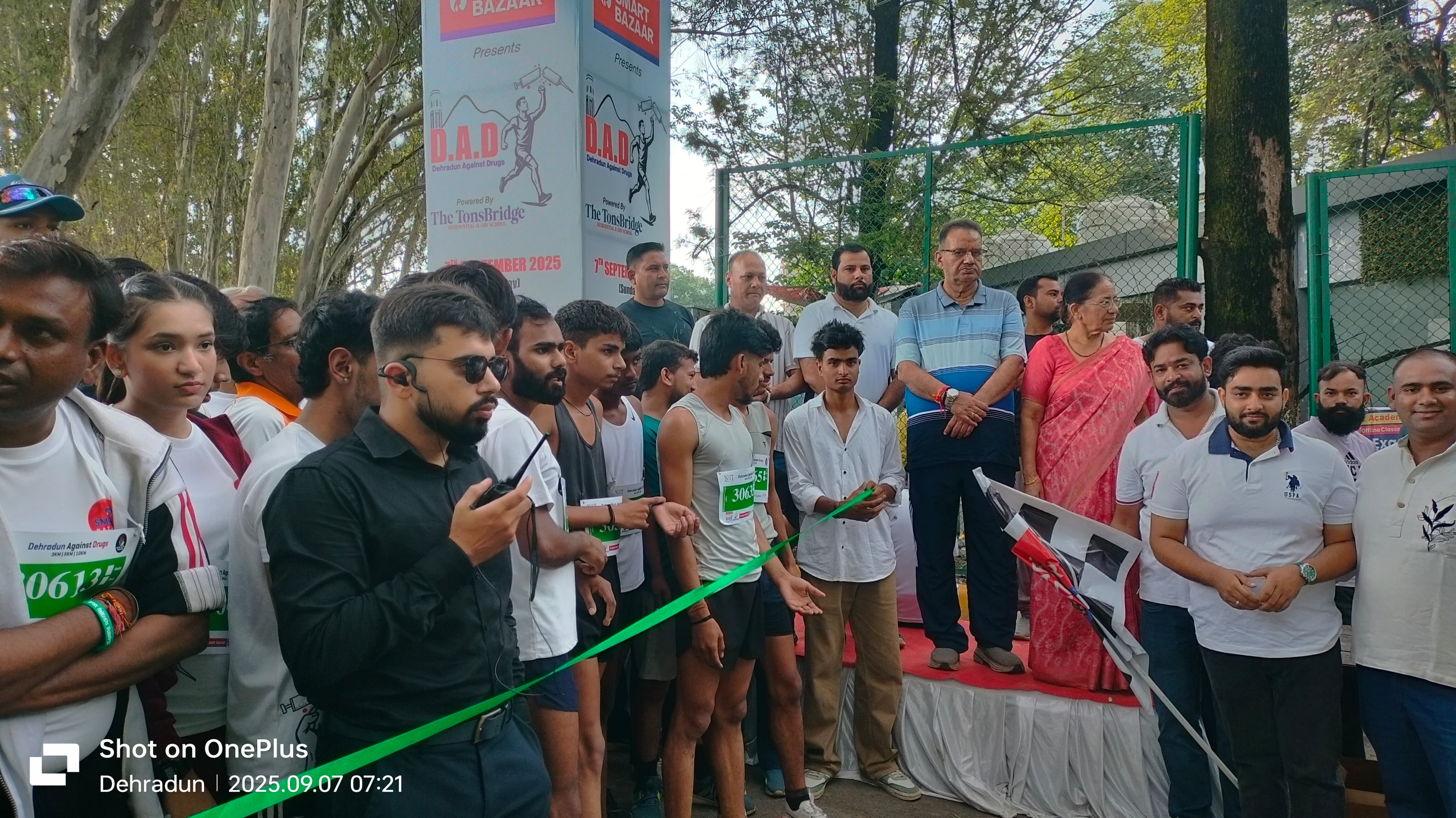 मंत्री गणेश जोशी मैराथन दौड़ का शुभारंभ करते। मंत्री गणेश जोशी मैराथन दौड़ का शुभारंभ करते।