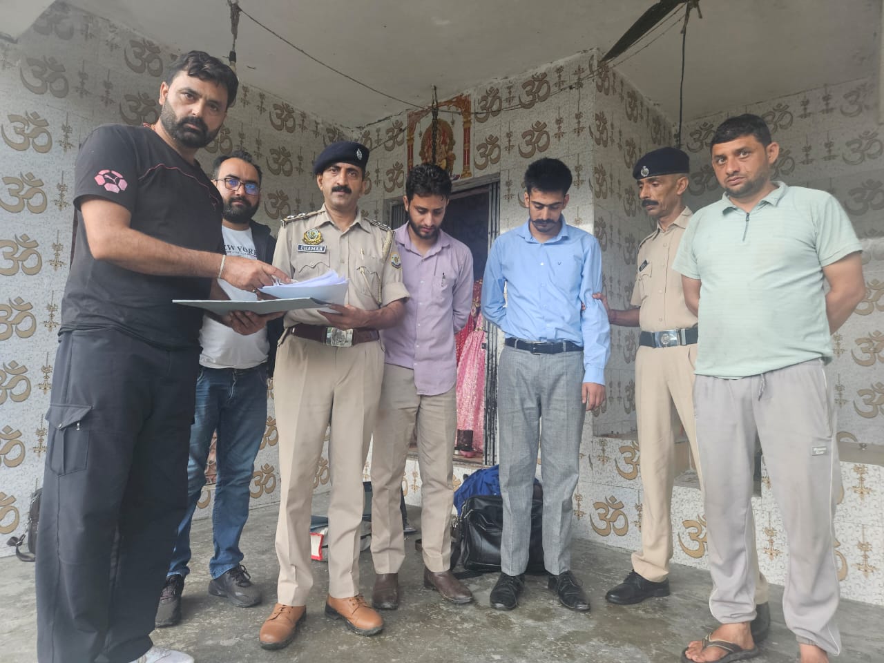 चिट्टे के साथ पकड़े गए आरोपित। चिट्टे के साथ पकड़े गए आरोपित।