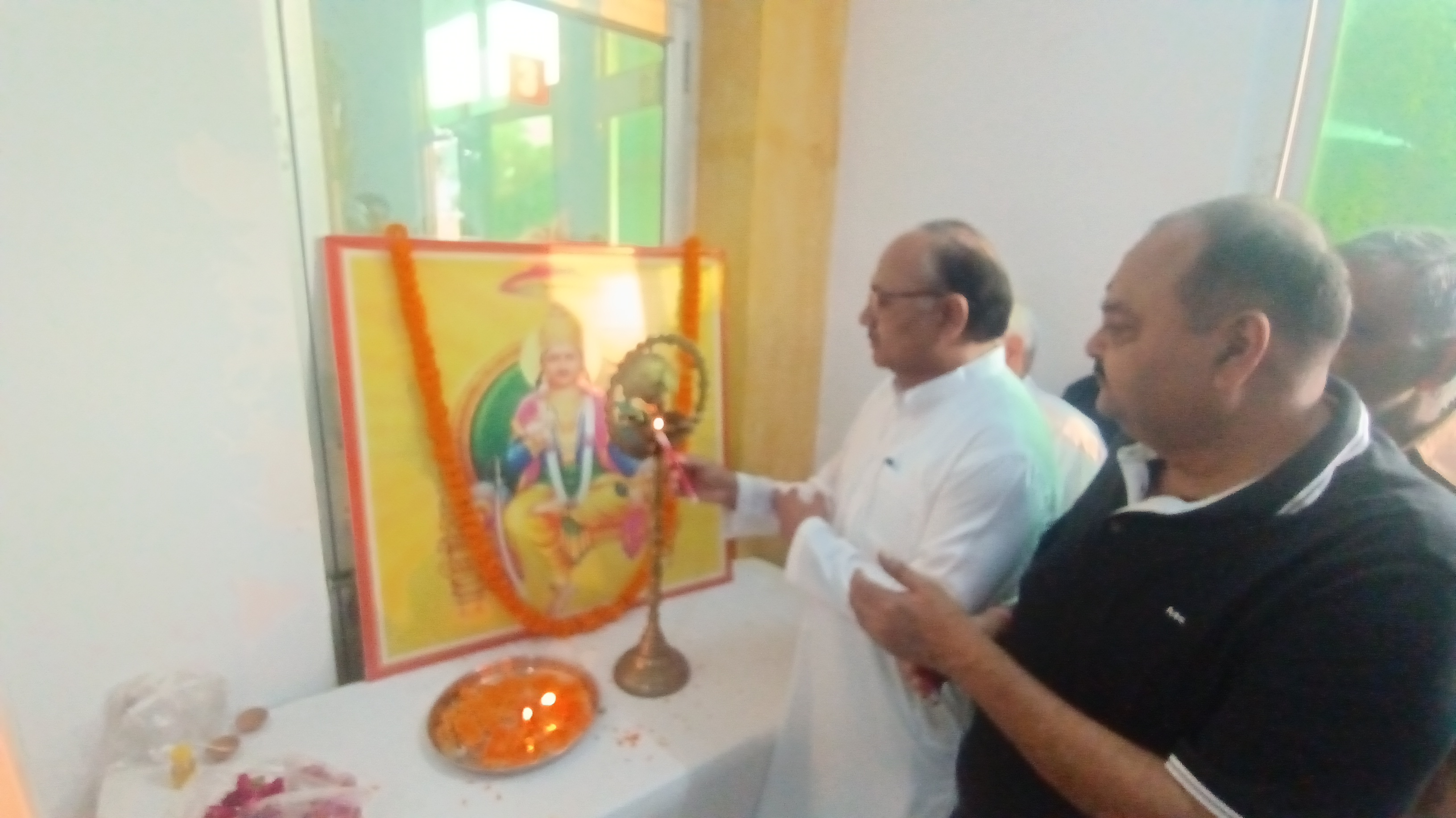 भगवान चित्रगुप्त जी के समक्ष दीप प्रज्वलित करते हुए सिद्धार्थ नाथ सिंह एवं कायस्थ समाज के लोग