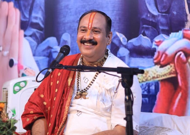 भागवत कथा सुनाते हुए पंडित प्रदीप मिश्रा भागवत कथा सुनाते हुए पंडित प्रदीप मिश्रा