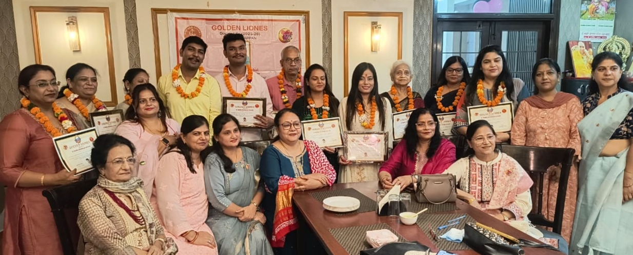 मुरादाबाद क्लब में शिक्षकों को सम्मानित करने के बाद गोल्डन लायनेस क्लब मुरादाबाद प्राचीन के पदाधिकारी।