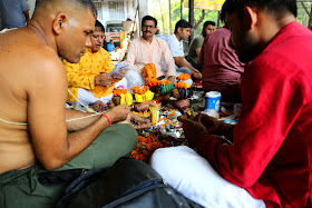 कुशवर्त घाट पर श्राद्ध करते श्रद्धालु कुशवर्त घाट पर श्राद्ध करते श्रद्धालु