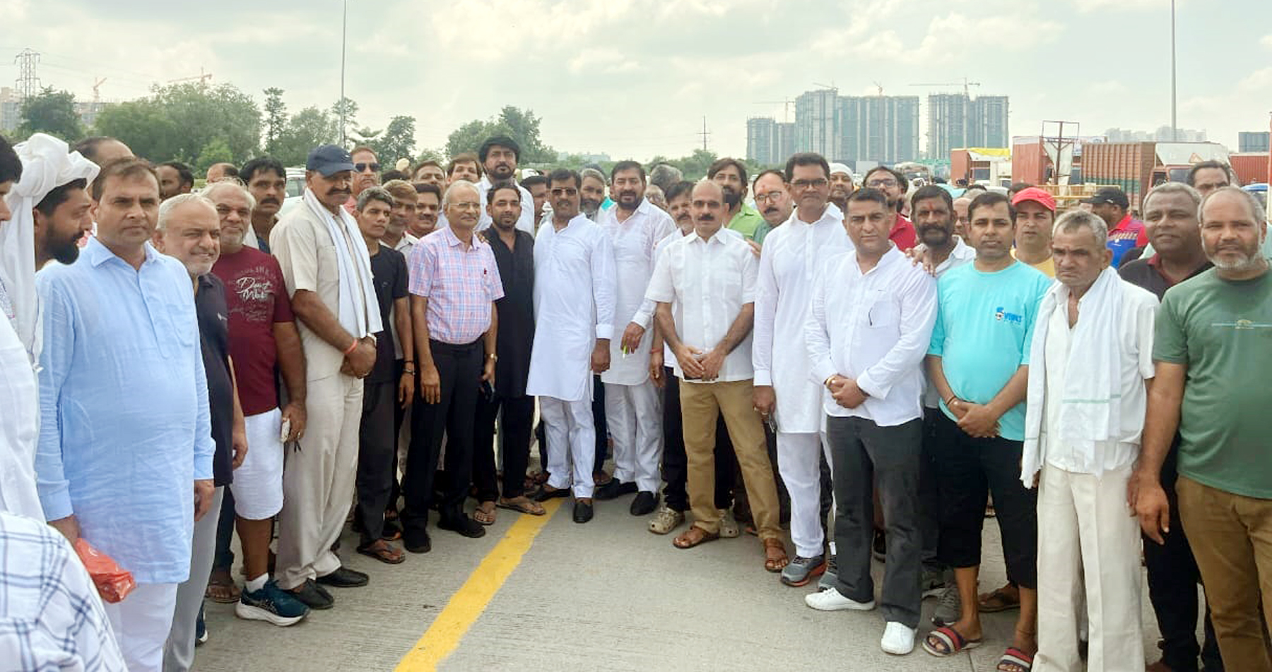 गुरुग्राम द्वारका एक्सप्रेस-वे पर टोल के विरोध में एकजुट आसपास केे गांवों के ग्रामीण। गुरुग्राम द्वारका एक्सप्रेस-वे पर टोल के विरोध में एकजुट आसपास केे गांवों के ग्रामीण।