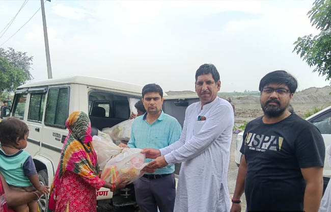 सोनीपत: यमुना किनारे बाढ प्रभावित परिवारों को राहत सामग्री वितरित करते हुए सोनीपत: यमुना किनारे बाढ प्रभावित परिवारों को राहत सामग्री वितरित करते हुए