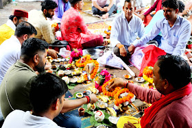 नारायणी शिला पर तर्पण करते श्रद्धालु नारायणी शिला पर तर्पण करते श्रद्धालु