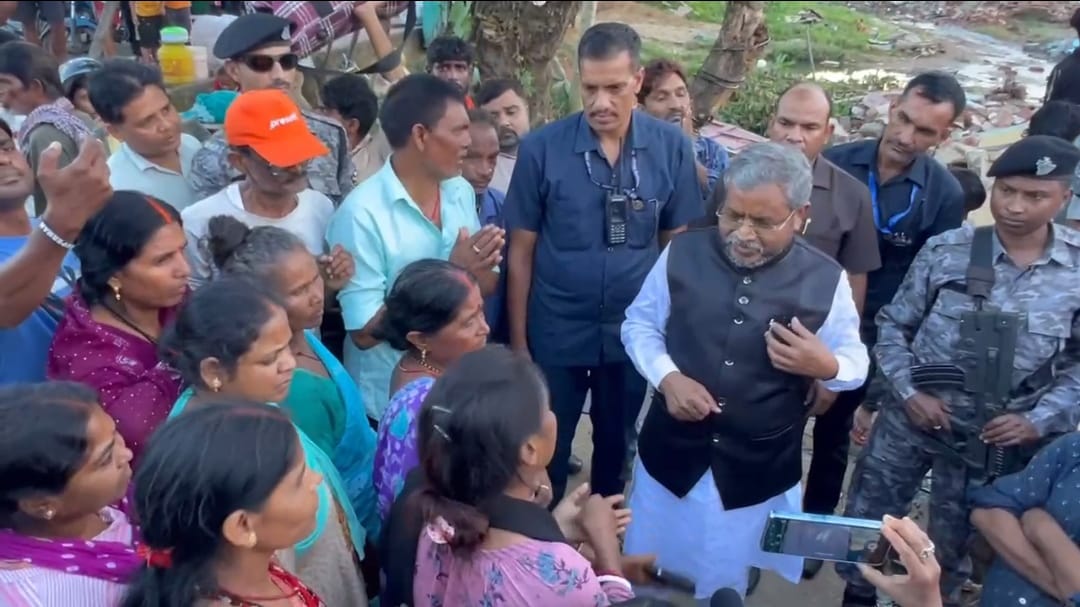 घटनास्थल पर पहुंचकर भाजपा प्रदेश अध्यक्ष लोगों से बातचीत करते हुए घटनास्थल पर पहुंचकर भाजपा प्रदेश अध्यक्ष लोगों से बातचीत करते हुए