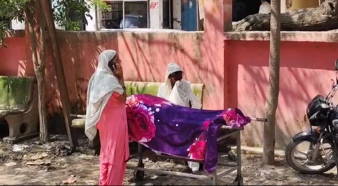 मृतक महिला के परिजन रोते हुए