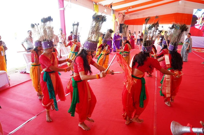 मुख्यमंत्री डॉ. मोहन यादव का मऊगंज पहुंचने पर लोक कला की छात्राओं ने नृत्य प्रस्तुत कर स्वागत किया