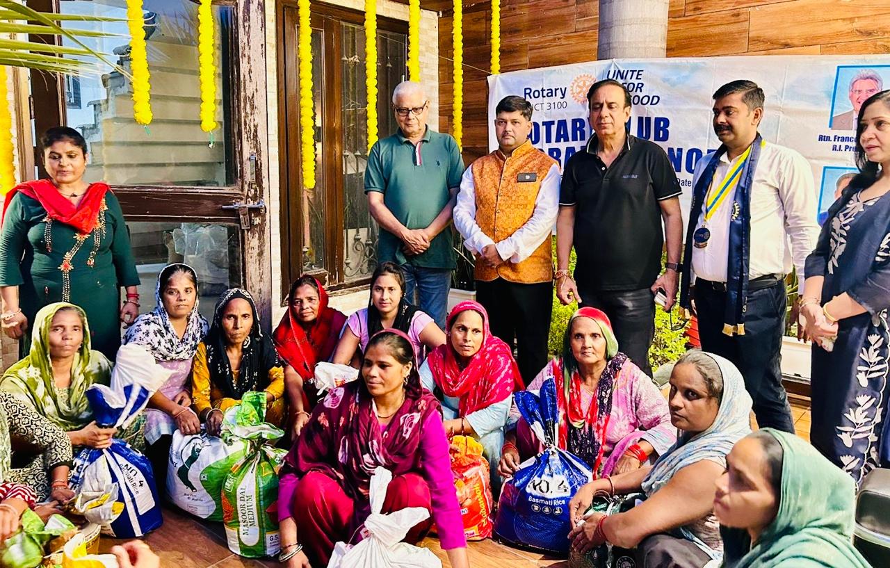 रोटरी क्लब मुरादाबाद नॉर्थ द्वारा विधवा महिलाओं को राशन और गरीब बच्चों को वस्त्र वितरित कार्यक्रम में उपडस्थित स्ट्रिक्ट गवर्नर डॉ काव्य सौरभ रस्तोगी व अन्य रोटेरियन। रोटरी क्लब मुरादाबाद नॉर्थ द्वारा विधवा महिलाओं को राशन और गरीब बच्चों को वस्त्र वितरित कार्यक्रम में उपडस्थित स्ट्रिक्ट गवर्नर डॉ काव्य सौरभ रस्तोगी व अन्य रोटेरियन।