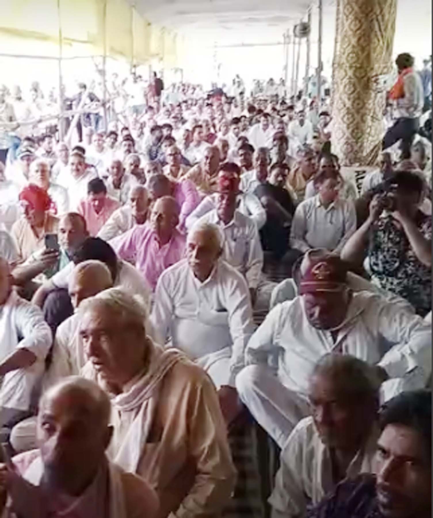 फिल्म 120 बहादुर के विरोध में महापंचायत में मौजूद यदुवंशी समाज के लोग।