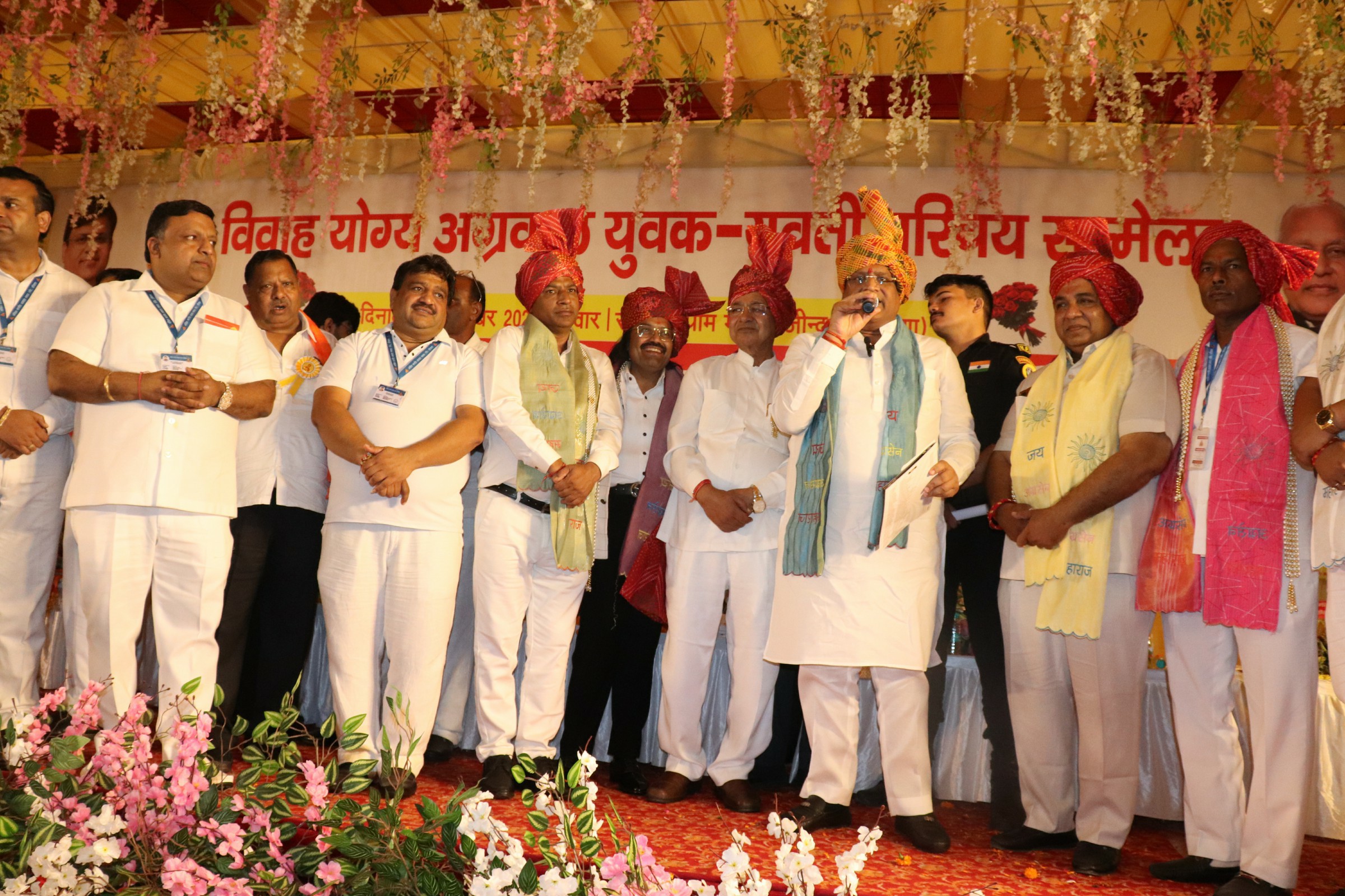 गणमान्यों को सम्मानित करते हुए।