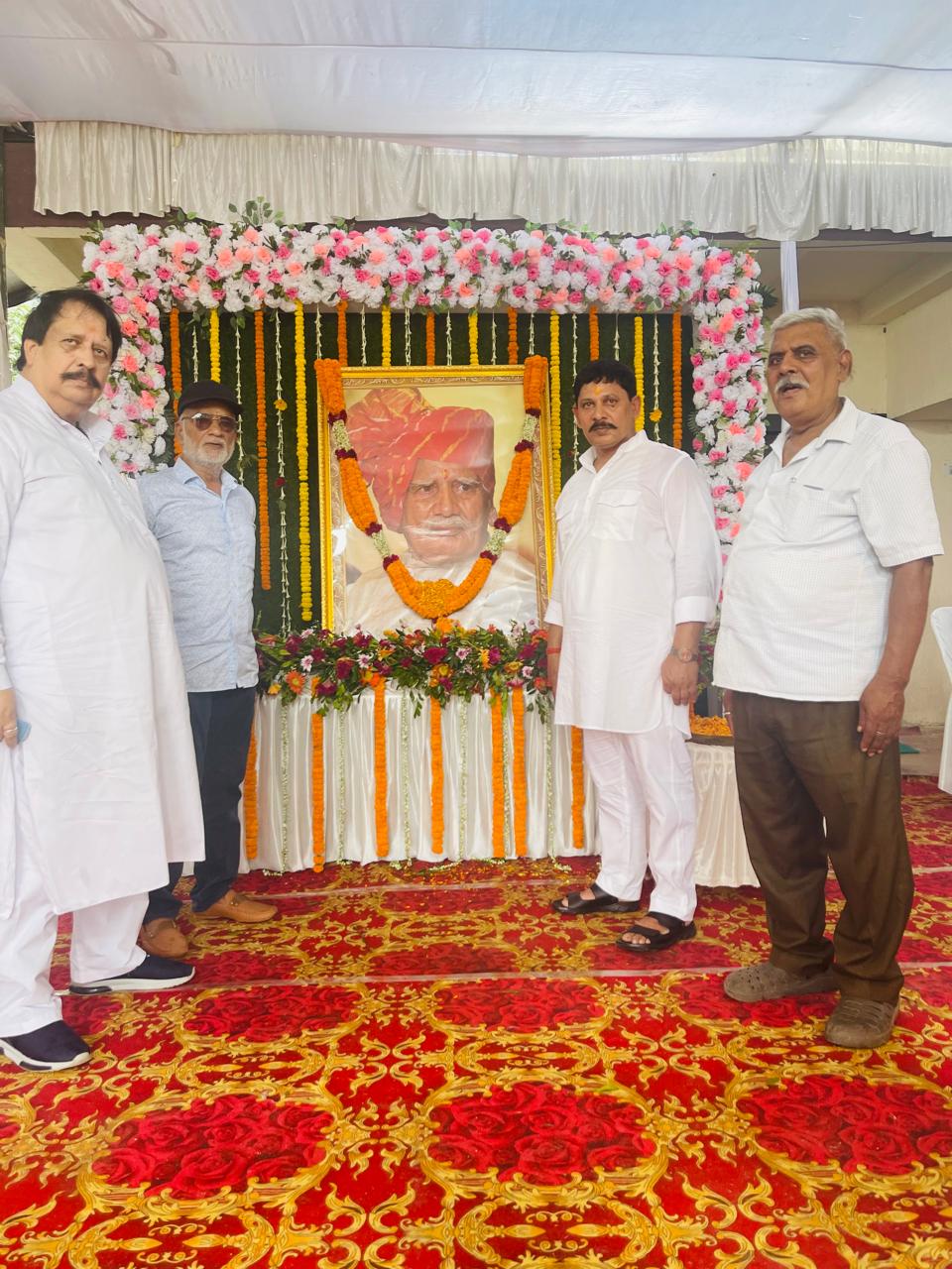 श्रद्धांजलि देते लीलाधर सिंह समेत अन्य