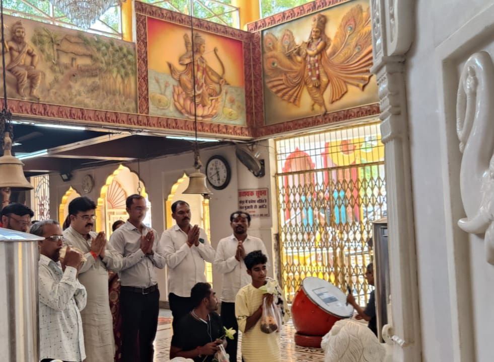 मां विंध्यवासिनी की आरती करते हुए महापौर एवं पार्षदगण। मां विंध्यवासिनी की आरती करते हुए महापौर एवं पार्षदगण।