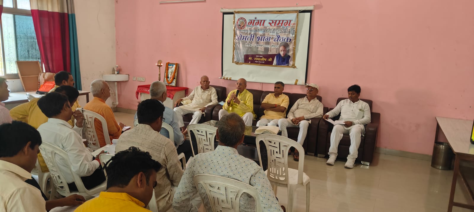 समग्र गंगा की बैठक को संबोधित करते हुए राम आशीष जी समग्र गंगा की बैठक को संबोधित करते हुए राम आशीष जी