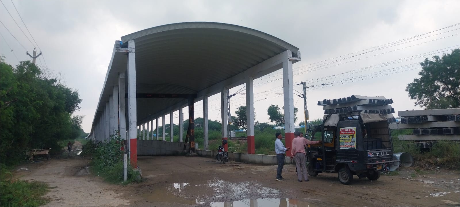 उचाना कलां अंडरपास पर लगा शैड। उचाना कलां अंडरपास पर लगा शैड।