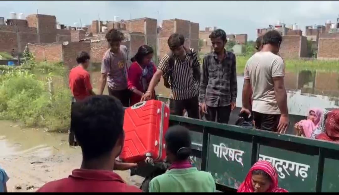 जलभराव क्षेत्रों से नागरिकों को सुरक्षित स्थानों पर पहुंचाते नगर परिषद के कर्मचारी। जलभराव क्षेत्रों से नागरिकों को सुरक्षित स्थानों पर पहुंचाते नगर परिषद के कर्मचारी।