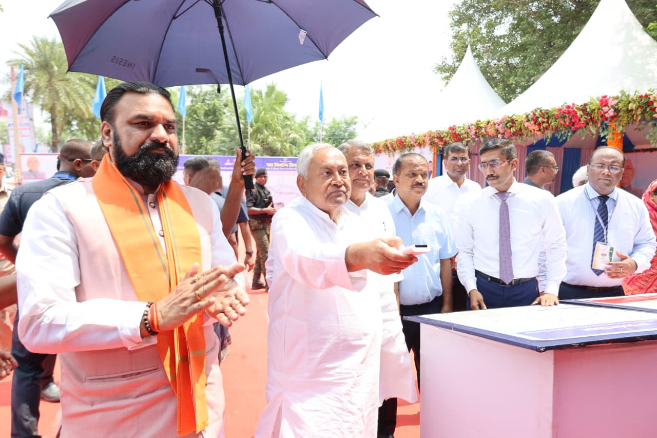मुख्यमंत्री नीतीश सिवान जिले में 9 योजनाओं का शिलान्यास करते हुए मुख्यमंत्री नीतीश सिवान जिले में 9 योजनाओं का शिलान्यास करते हुए