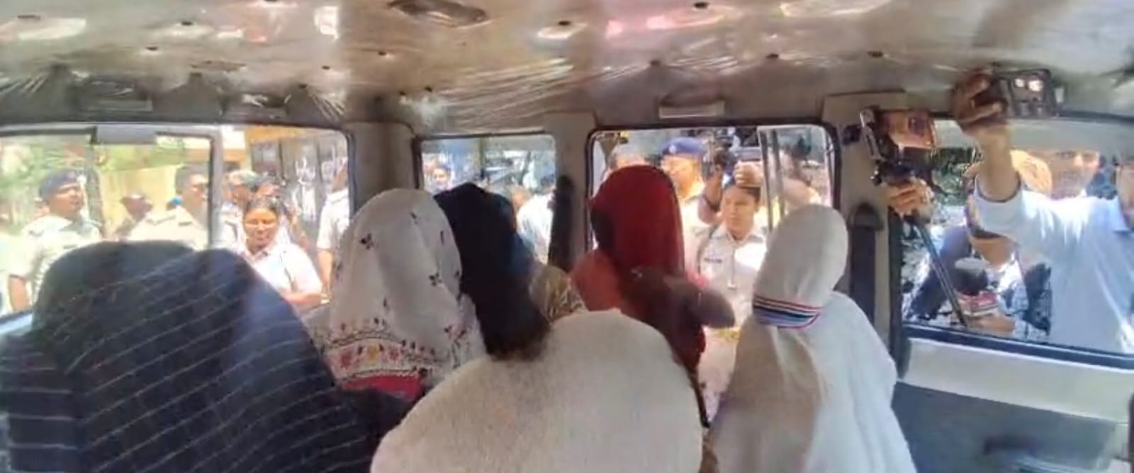 हिरासत में ली गई लड़कियां हिरासत में ली गई लड़कियां