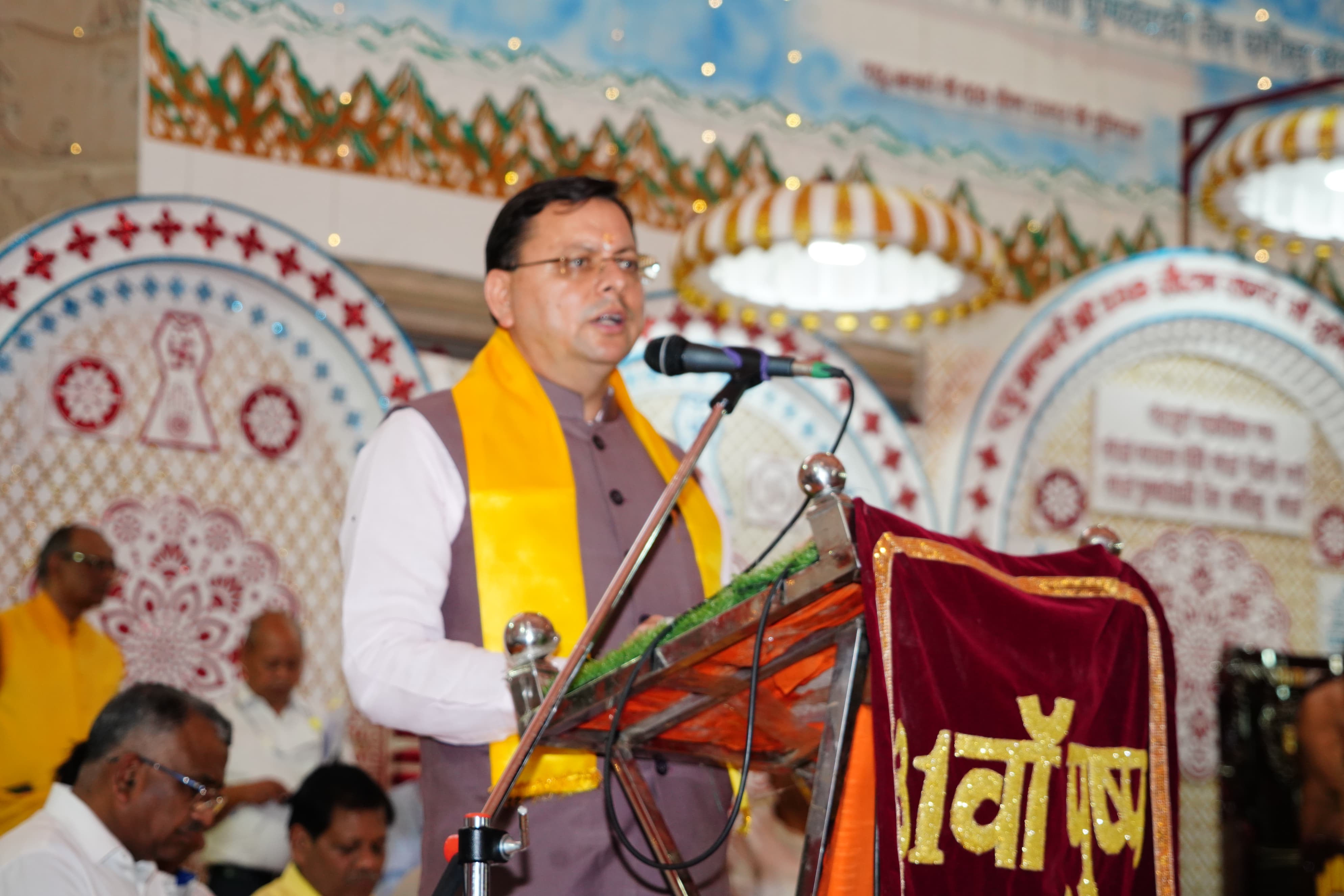 मुख्यमंत्री जैन समाज के सम्मेलन को संबोधित करते।