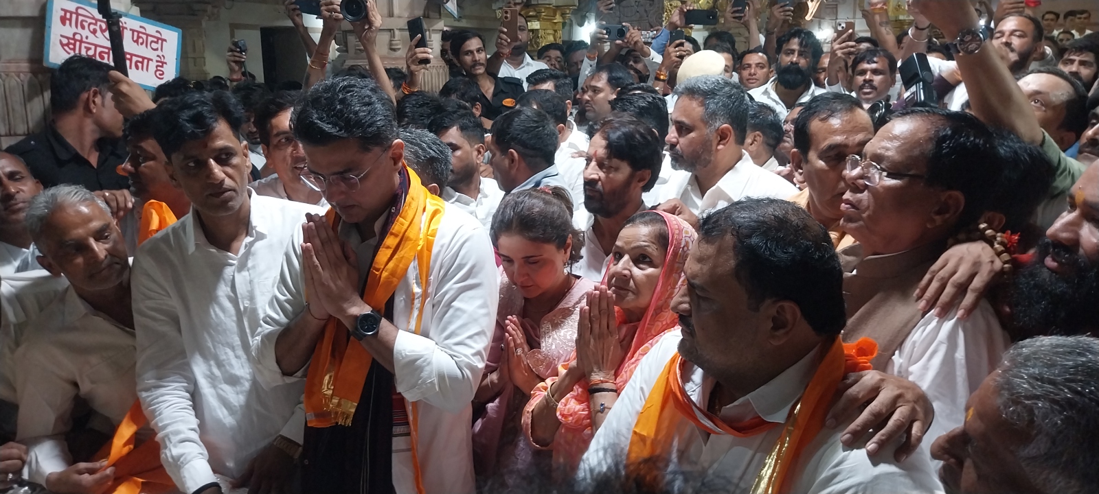 चित्तौड़गढ़ जिले के सांवलियाजी मंदिर में दर्शन करते कांग्रेस नेता सचिन पायलट।