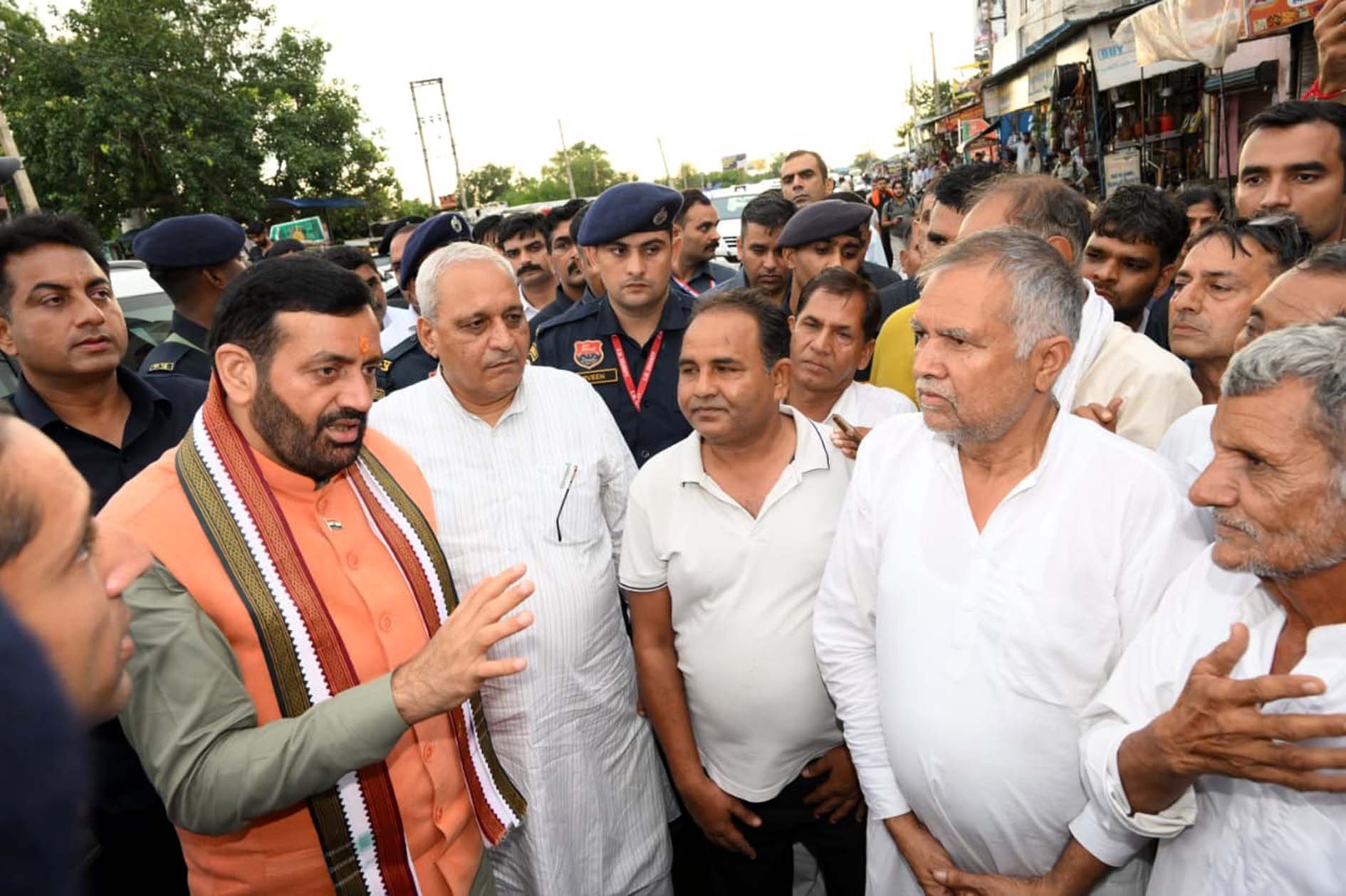 ग्रामीण क्षेत्रों में मिलते व बातचीत करते मुख्यमंत्री नायब सैनी। ग्रामीण क्षेत्रों में मिलते व बातचीत करते मुख्यमंत्री नायब सैनी।