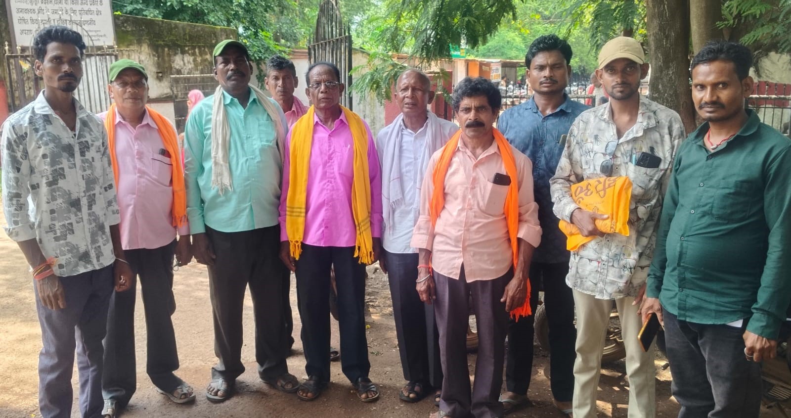 ग्राम भोयना को धमतरी तहसील में यथावत रखने की मांग लेकर कलेक्ट्रेट पहुंचे ग्रामीण। ग्राम भोयना को धमतरी तहसील में यथावत रखने की मांग लेकर कलेक्ट्रेट पहुंचे ग्रामीण।