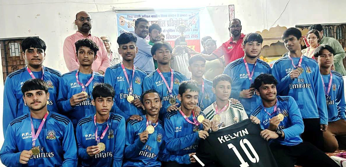 फुटबॉल प्रतियोगिता के विजेता खिलाड़ी।