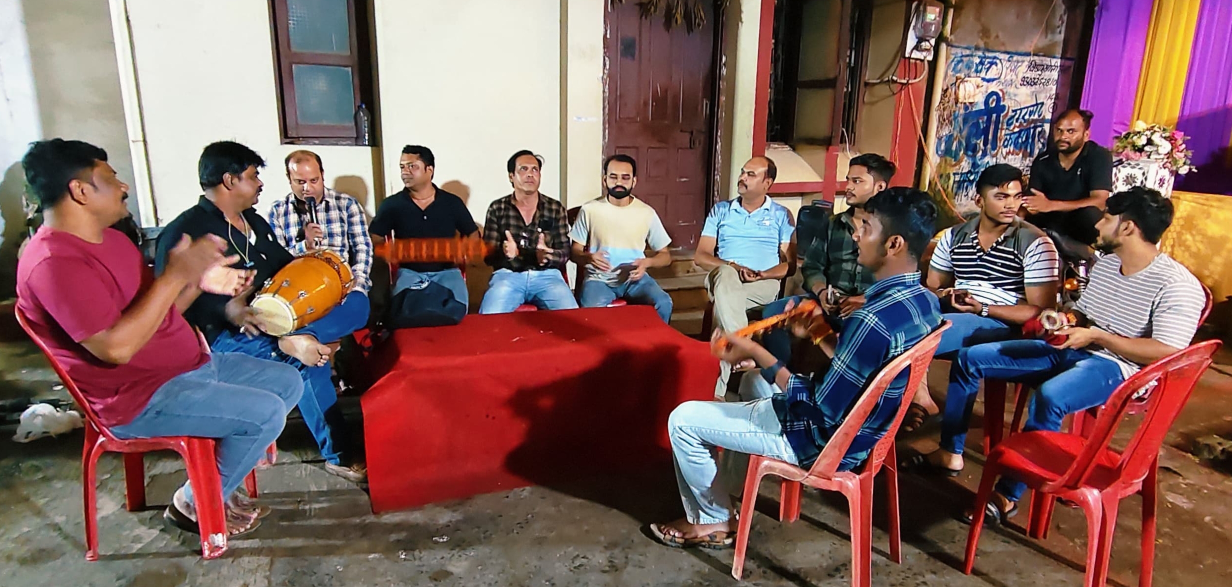 ग्रहण काल में बन्द रहे मंदिरों के पट, देर रात तक चला भजन कीर्तन, नर्मदा तट पर उमड़ी भीड़ ग्रहण काल में बन्द रहे मंदिरों के पट, देर रात तक चला भजन कीर्तन, नर्मदा तट पर उमड़ी भीड़