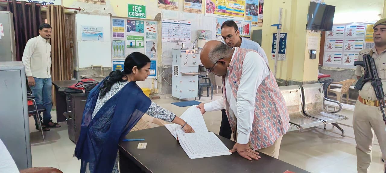 जिलाधिकारी ने नगरीय स्वास्थ्य केंद्र अनवरगंज का निरिक्षण के दौरान उपस्थिति रजिस्टर को चेक करते जिलाधिकारी जिलाधिकारी ने नगरीय स्वास्थ्य केंद्र अनवरगंज का निरिक्षण के दौरान उपस्थिति रजिस्टर को चेक करते जिलाधिकारी