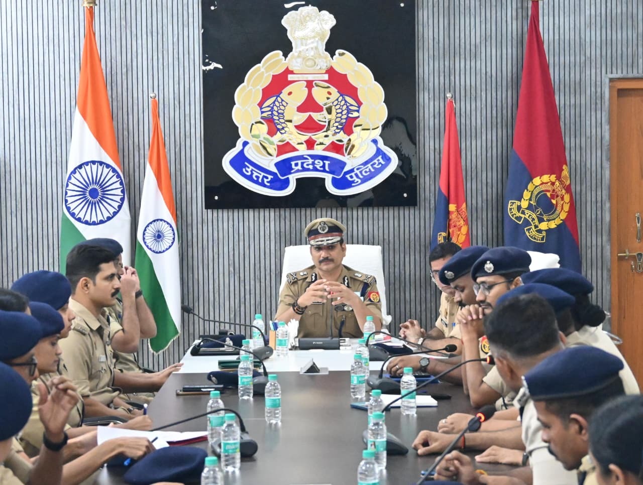 पुलिस सेवा से आईपीएस में पदोन्नत अधिकारियों के दल के साथ पुलिस कमिश्नर पुलिस सेवा से आईपीएस में पदोन्नत अधिकारियों के दल के साथ पुलिस कमिश्नर