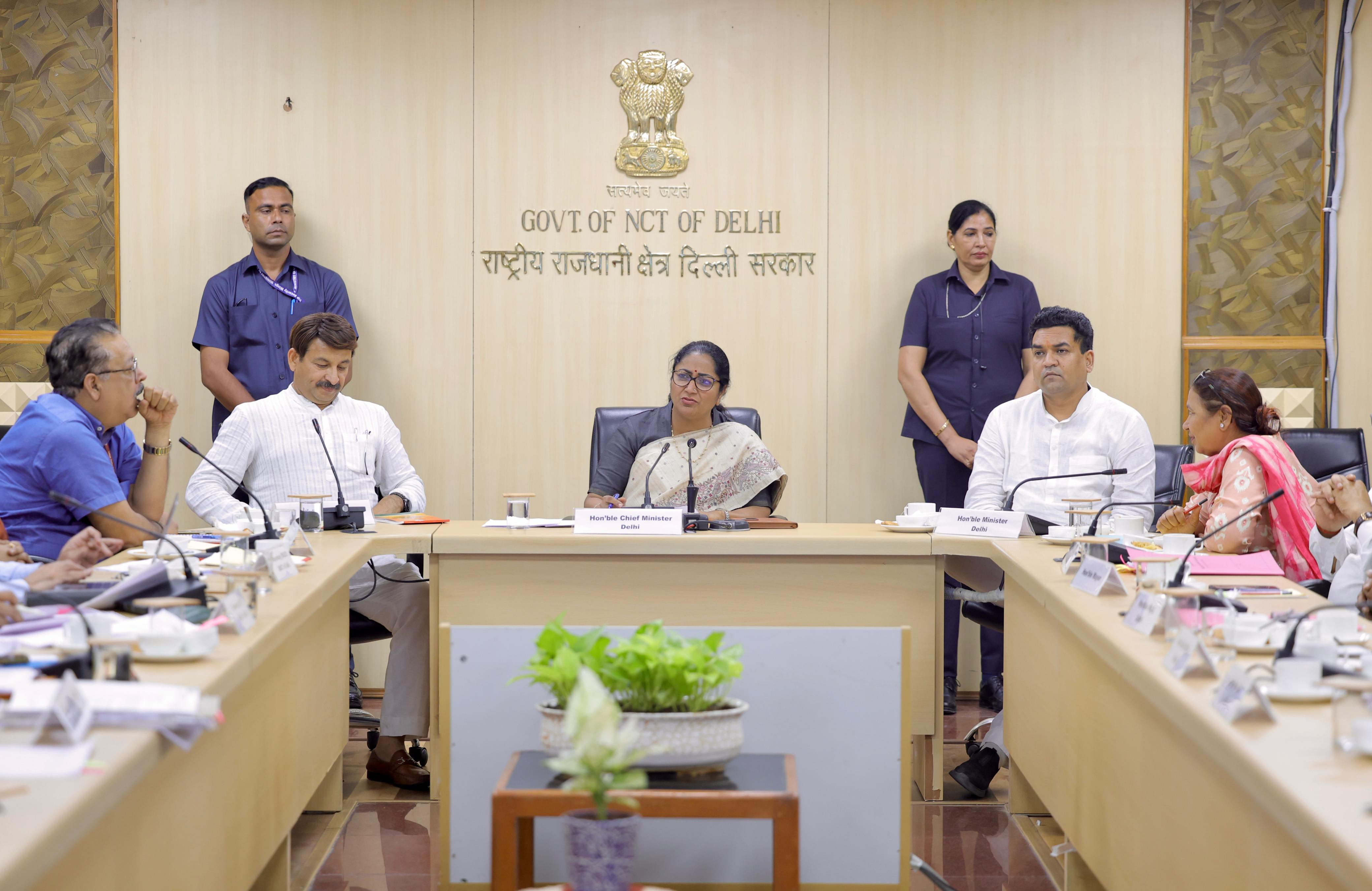 दिल्ली सचिवालय में उत्तर-पूर्वी संसदीय क्षेत्र से संबंधित विकास कार्यों और प्रस्तावों की समीक्षा बैठक करती मुख्यमंत्री रेखा गुप्ता