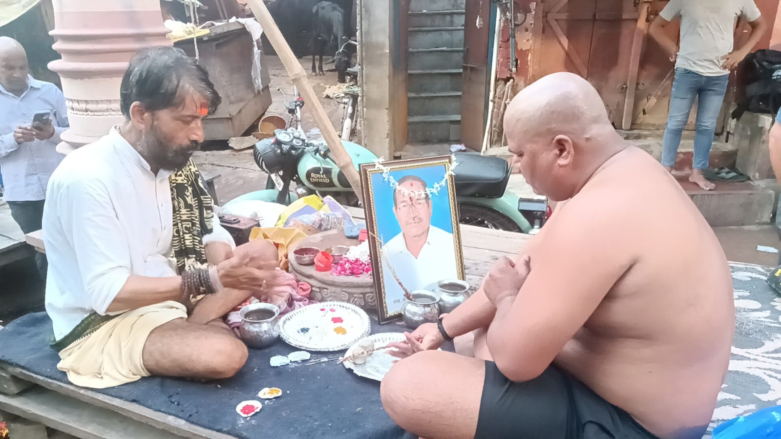 गंगा तट पर श्राद्ध करते श्रद्धालु