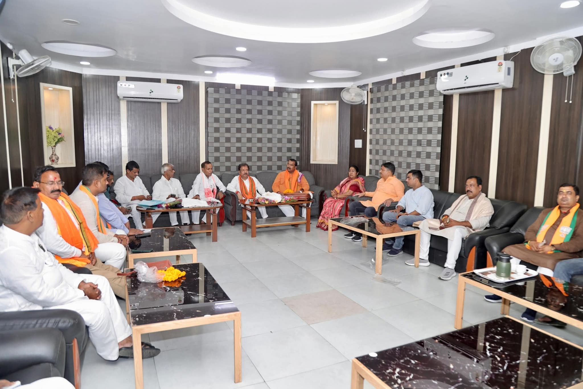 अररिया फोटो:भाजपा प्रदेश अध्यक्ष बैठक करते अररिया फोटो:भाजपा प्रदेश अध्यक्ष बैठक करते