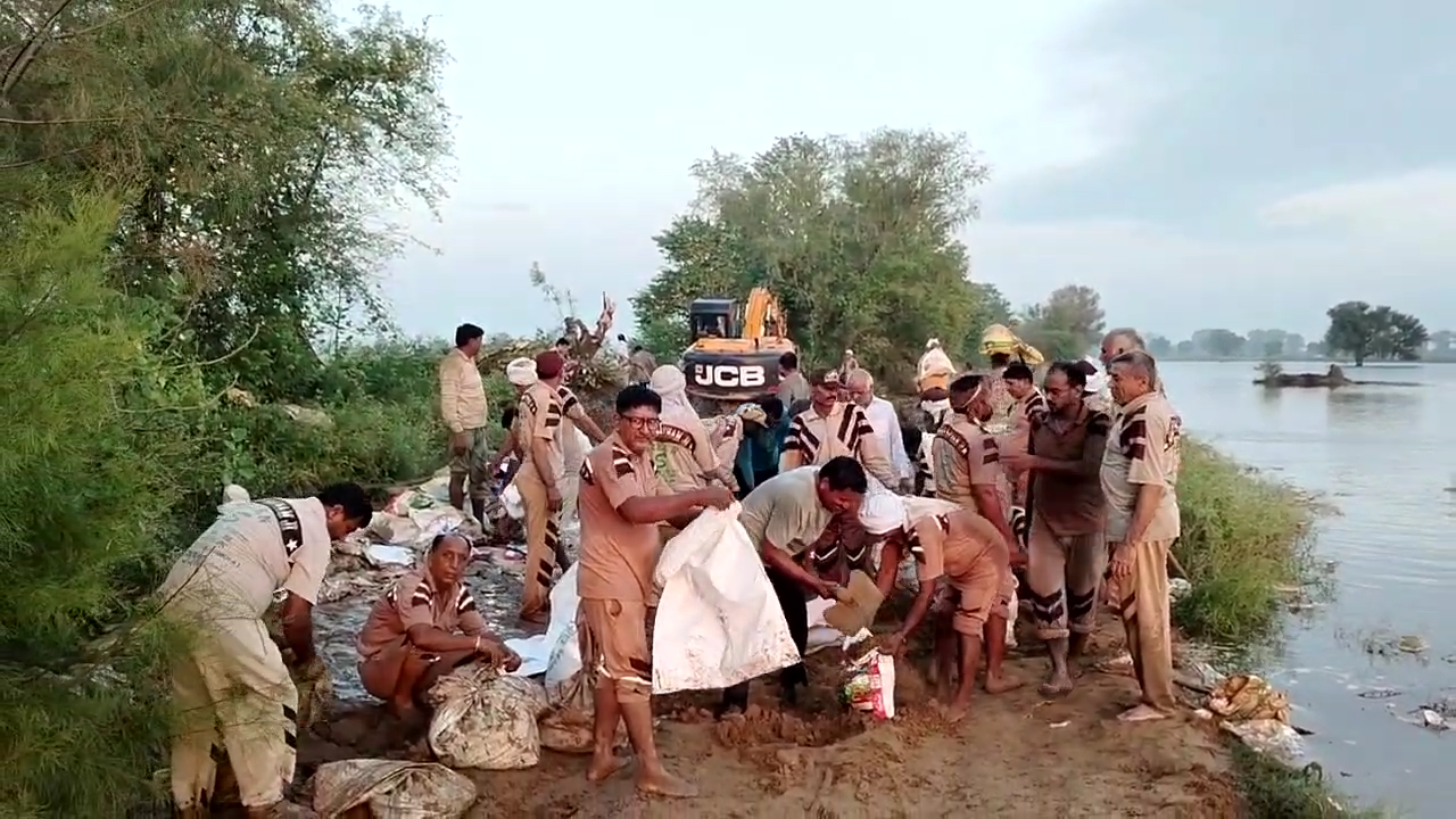 हिसार-घग्गर ड्रेन सेमनाला में आई दरार को भरते डेरा सच्चा सौदा सिरसा के सेवादार। हिसार-घग्गर ड्रेन सेमनाला में आई दरार को भरते डेरा सच्चा सौदा सिरसा के सेवादार।
