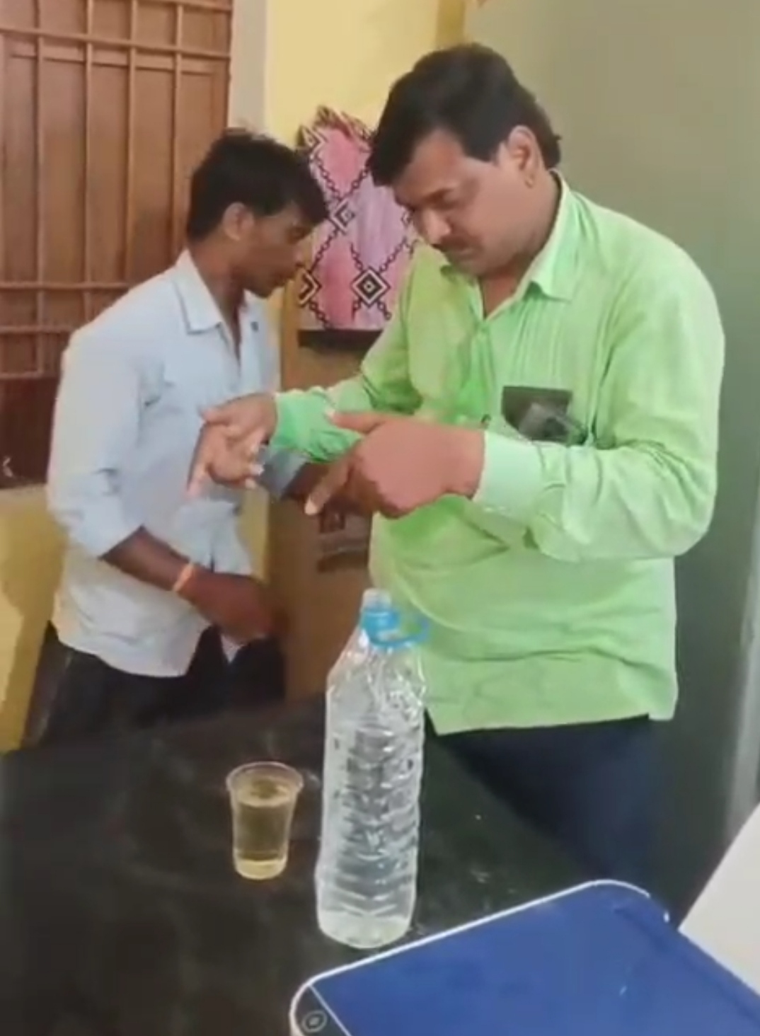 हिनौता गांव स्थित ग्राम सचिवालय में शराबखोरी और डांस का वीडियो सोशल मीडिया पर वायरल