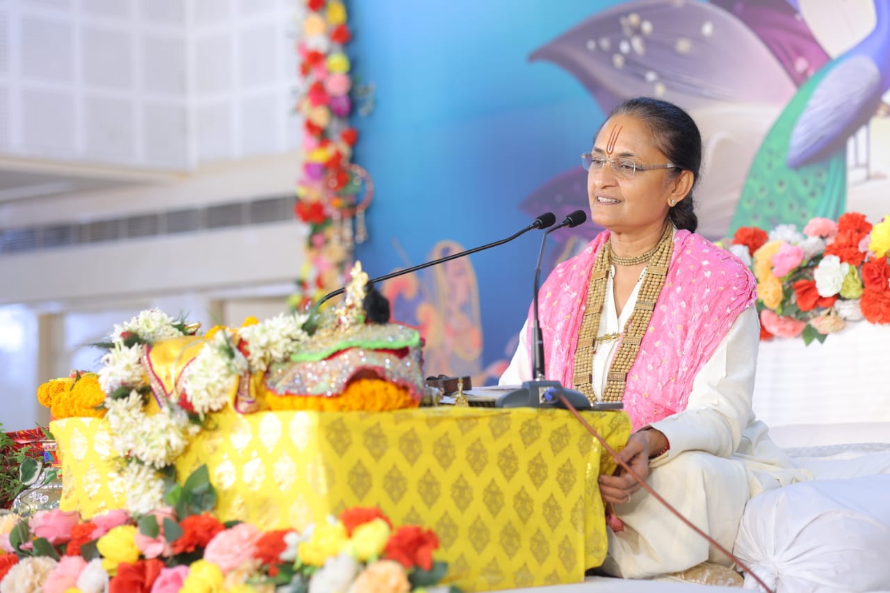 कथावाचक करती मां चैतन्य मीरा