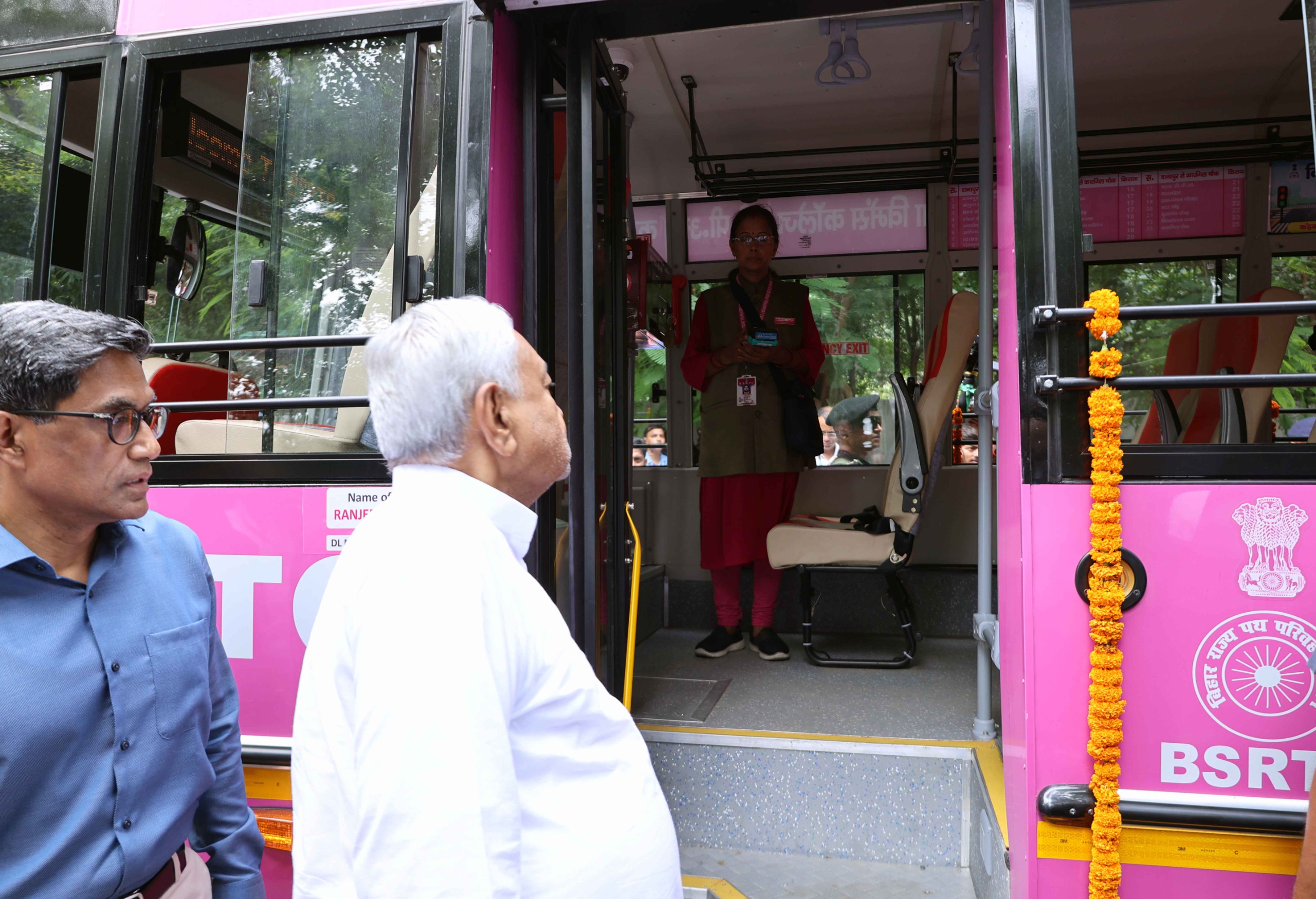 बसों का मुआयना करते मुख्यमंत्री नीतीश बसों का मुआयना करते मुख्यमंत्री नीतीश