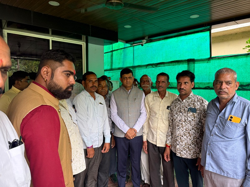 प्रतिनिधि मंडल को महापौर पुष्यमित्र भार्गव से उनके निवास पर चर्चा हेतु भेजा प्रतिनिधि मंडल को महापौर पुष्यमित्र भार्गव से उनके निवास पर चर्चा हेतु भेजा