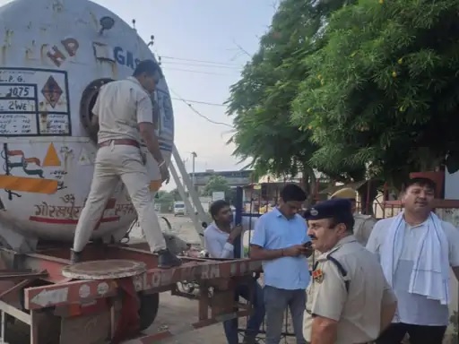 अंग्रेजी शराब से भरा गैस टैंकर
