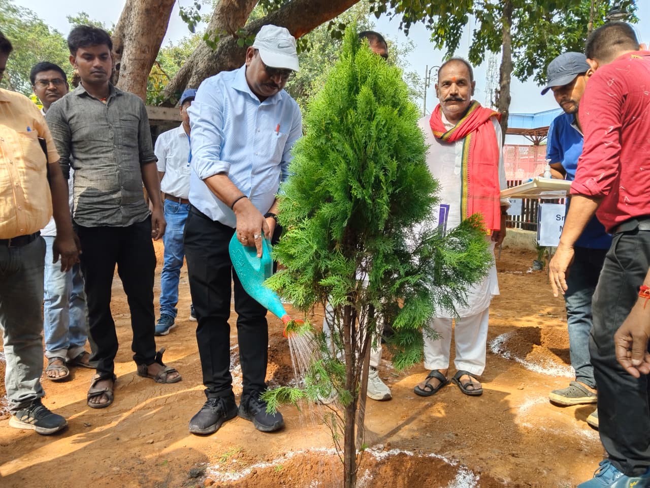 पौधारोपण करते रेल अधिकारी पौधारोपण करते रेल अधिकारी