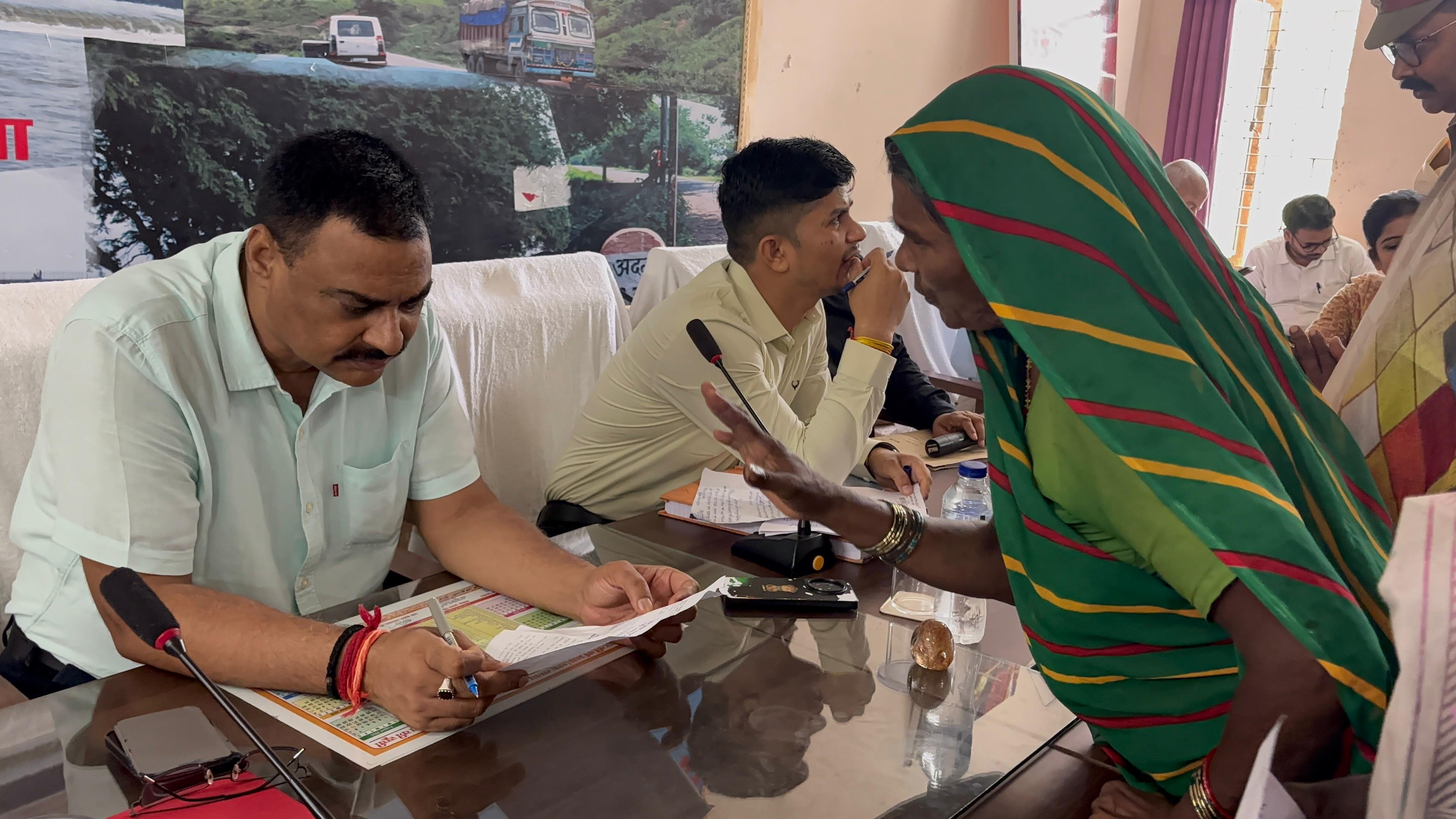 आम जनों की समस्याएं सुनते जिलाधिकारी पवन कुमार गंगवार व वरिष्ठ पुलिस अधीक्षक सोमेन बर्मा आम जनों की समस्याएं सुनते जिलाधिकारी पवन कुमार गंगवार व वरिष्ठ पुलिस अधीक्षक सोमेन बर्मा