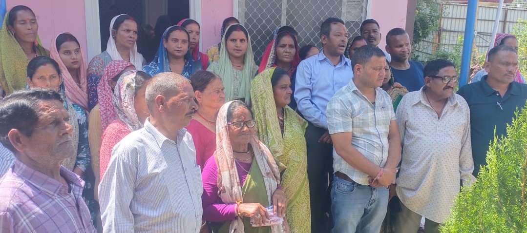 गौचर में प्रभावित परियोजना क्षेत्र में प्रदर्शन करते हुए।