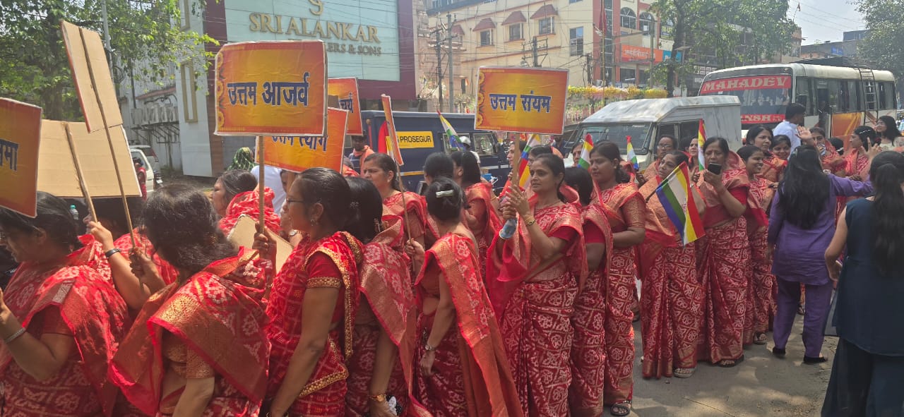 शोभा यात्रा में शामिल महिलाएं