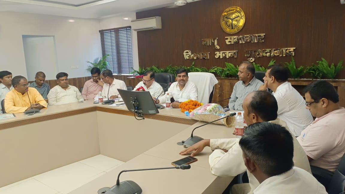 विकास भवन के बापू सभागार में मत्स्य पालन को प्रोत्साहित करने के लिए आयोजित बैठक को संबोधित करते सभापति वीरू साहनी।