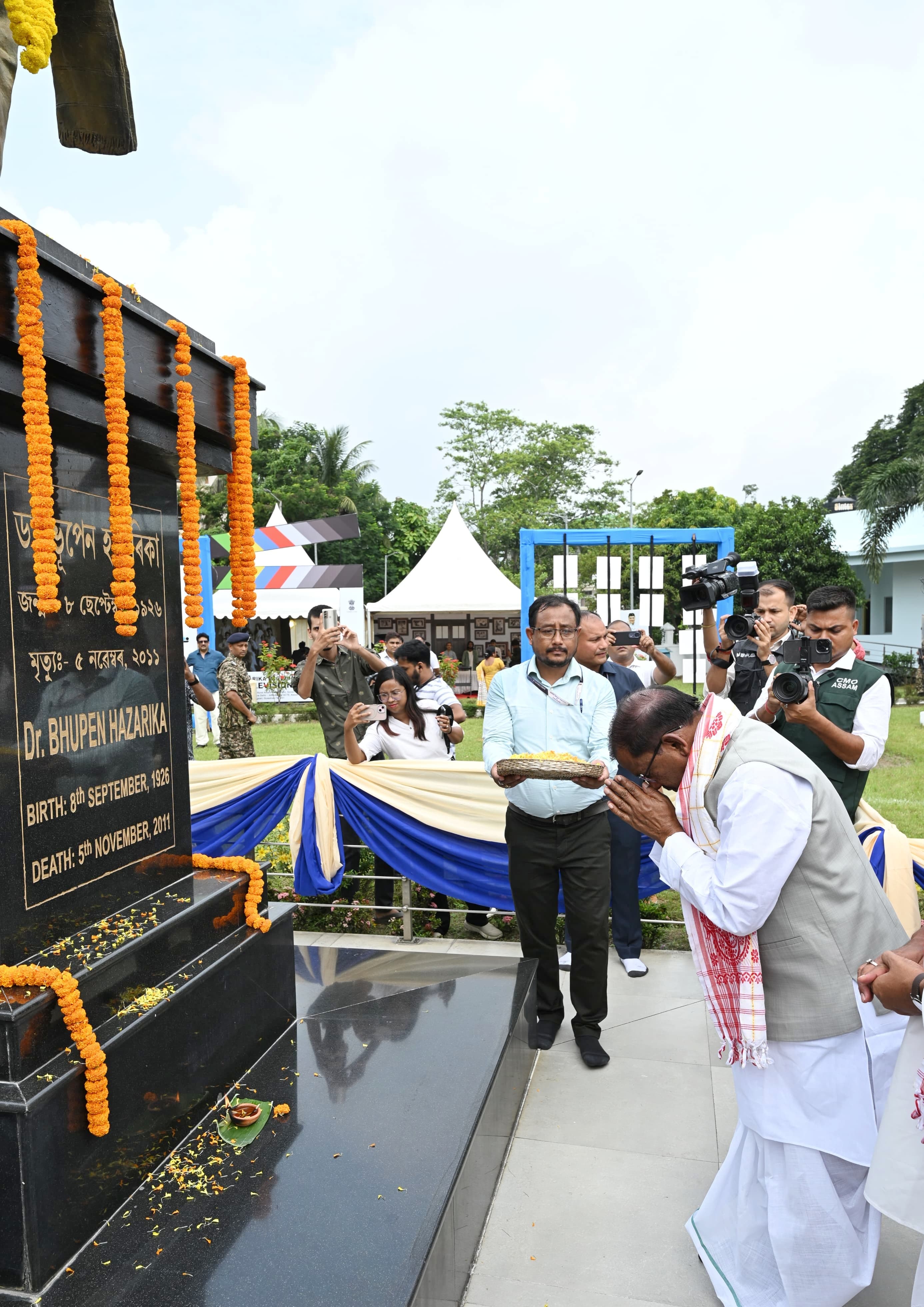भारत रत्न डॉ भूपेन हजारिका के समाधि पर भूपेन हजारिका जन्म शताब्दी समारोह का उद्घाटन करने के मौके पर असम के राज्यपाल लक्ष्मण प्रसाद आचार्य।
