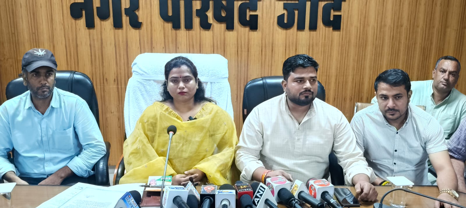 पत्रकारों से बातचीत करते हुए नप अध्यक्षा डा. अनुराधा सैनी।