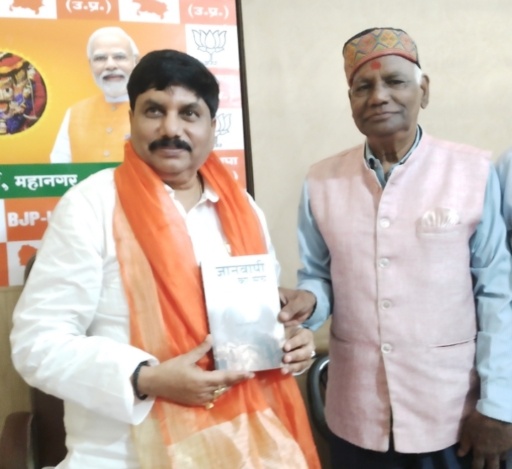 महानगर अध्यक्ष प्रदीप को पुस्तक भेंट करते डॉ सोहनलाल महानगर अध्यक्ष प्रदीप को पुस्तक भेंट करते डॉ सोहनलाल