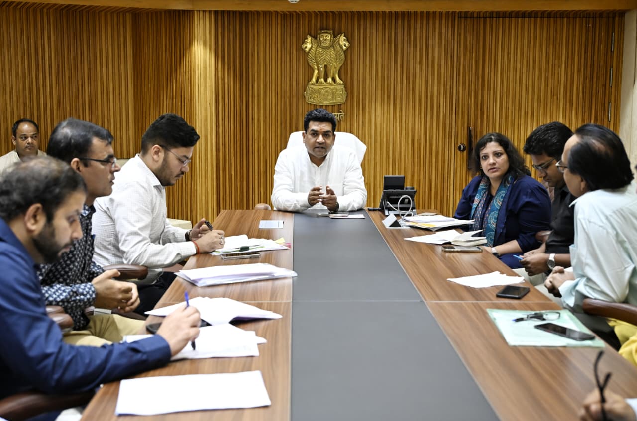दिल्ली सचिवालय में सोमवार को वरिष्ठ अधिकारियों के साथ उच्च स्तरीय बैठक करते कला, संस्कृति एवं भाषा मंत्री कपिल मिश्रा दिल्ली सचिवालय में सोमवार को वरिष्ठ अधिकारियों के साथ उच्च स्तरीय बैठक करते कला, संस्कृति एवं भाषा मंत्री कपिल मिश्रा